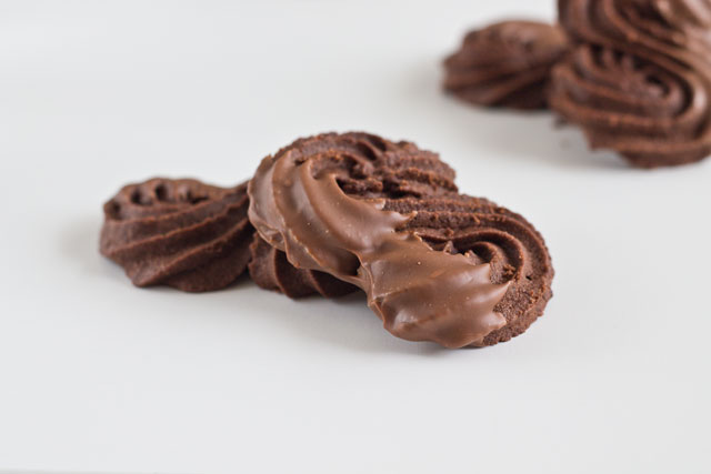 Recipe: S-shaped cocoa biscuits – Road to Pastry