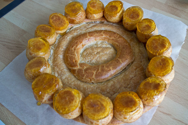 Saint-honoré vanille, feuilletage viennois et petits choux